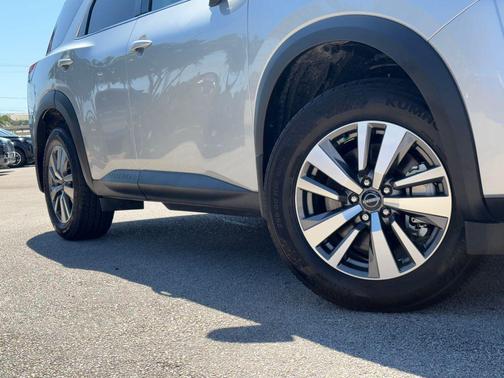 Brilliant Silver Metallic 2025 Nissan Pathfinder SL FWD