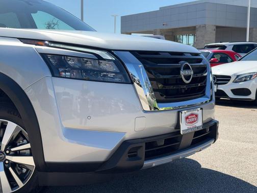 Brilliant Silver Metallic 2025 Nissan Pathfinder SL FWD