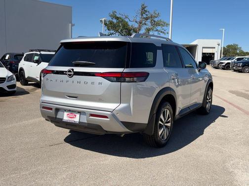 Brilliant Silver Metallic 2025 Nissan Pathfinder SL FWD