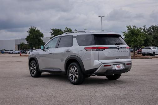 2023 Nissan Pathfinder SL FWD