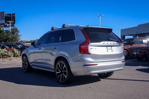 2022 Volvo XC90 T6 Momentum