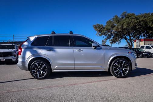 2022 Volvo XC90 T6 Momentum