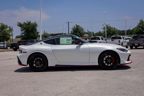 Pearl White Tricoat/Super Black 2025 Nissan Z NISMO