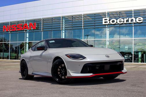 Pearl White Tricoat/Super Black 2025 Nissan Z NISMO