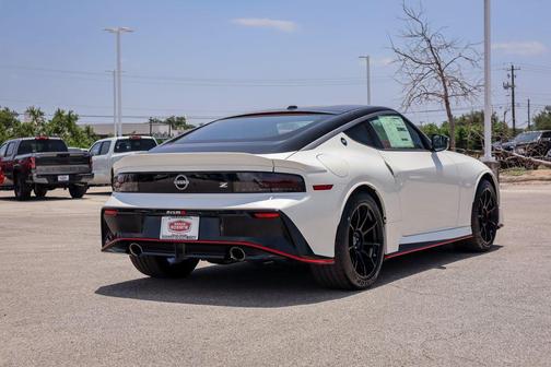 Pearl White Tricoat/Super Black 2025 Nissan Z NISMO