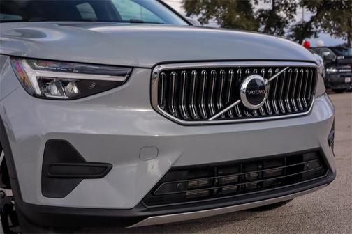 2025 Volvo XC40 B5 Core Bright Theme