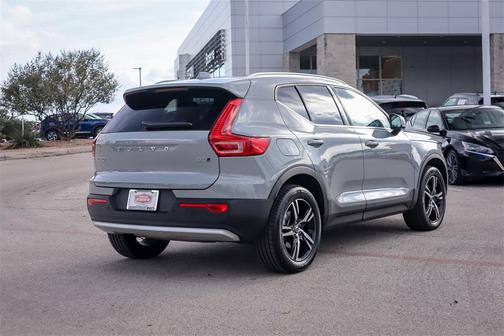 2025 Volvo XC40 B5 Core Bright Theme