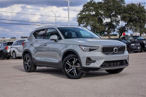 2025 Volvo XC40 B5 Core Bright Theme