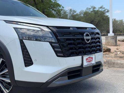 Everest White Pearl Tricoat 2026 Nissan Pathfinder Platinum