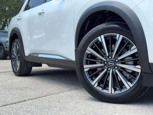 Everest White Pearl Tricoat 2026 Nissan Pathfinder Platinum