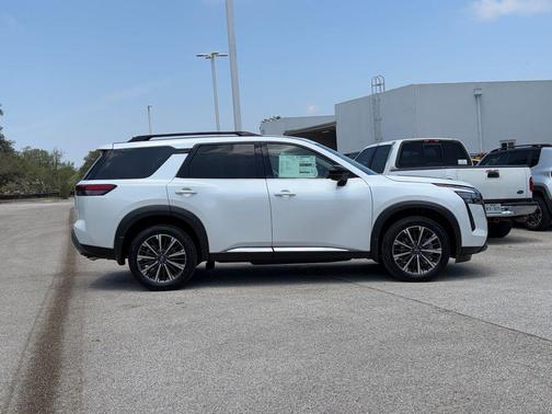 Everest White Pearl Tricoat 2026 Nissan Pathfinder Platinum