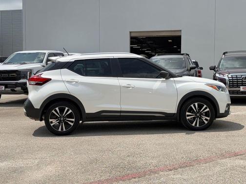 Aspen White TriCoat Pearl 2020 Nissan Kicks SR