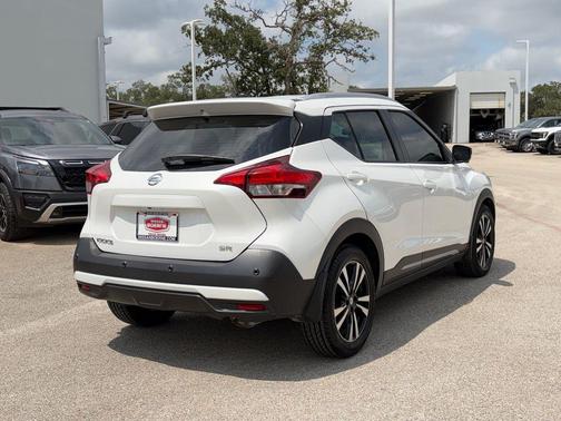 Aspen White TriCoat Pearl 2020 Nissan Kicks SR