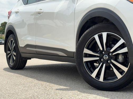 Aspen White TriCoat Pearl 2020 Nissan Kicks SR