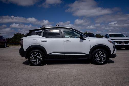 Aspen White Tricoat/Super Black 2026 Nissan Kicks SV