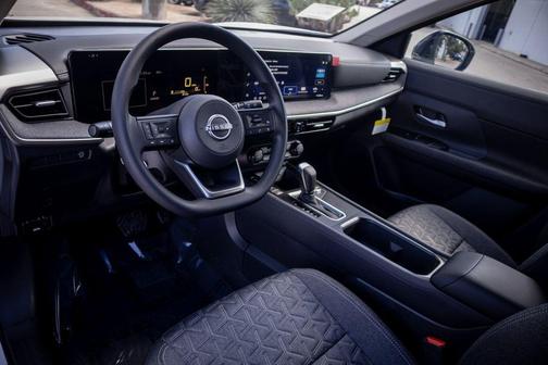 Aspen White Tricoat/Super Black 2026 Nissan Kicks SV