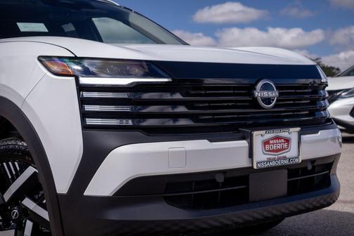 Aspen White Tricoat/Super Black 2026 Nissan Kicks SV