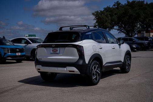 Aspen White Tricoat/Super Black 2026 Nissan Kicks SV