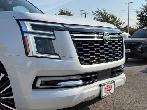 Everest White Pearl Tricoat/Super Black 2026 Nissan Armada Platinum Reserve