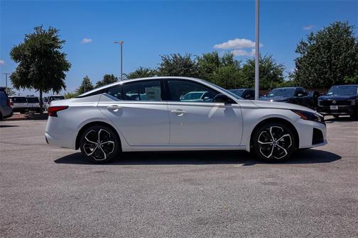 2025 Nissan Altima SR FWD