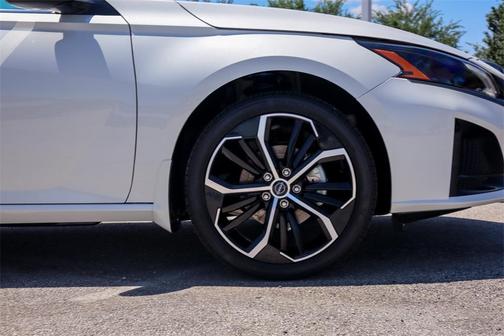 2025 Nissan Altima SR FWD