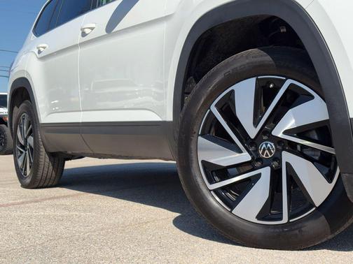 Pure White 2025 Volkswagen Atlas 2.0T SE w/Technology 4MOTION