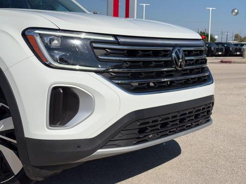 Pure White 2025 Volkswagen Atlas 2.0T SE w/Technology 4MOTION