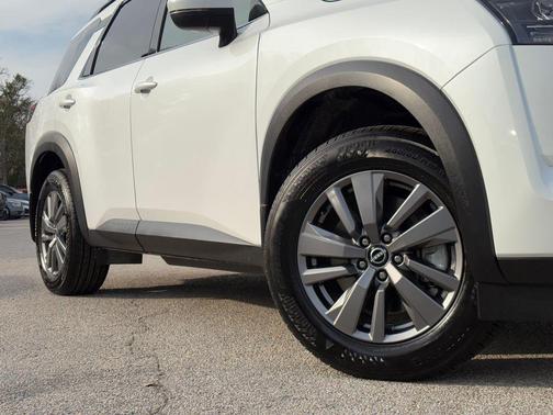 2025 Nissan Pathfinder SV FWD