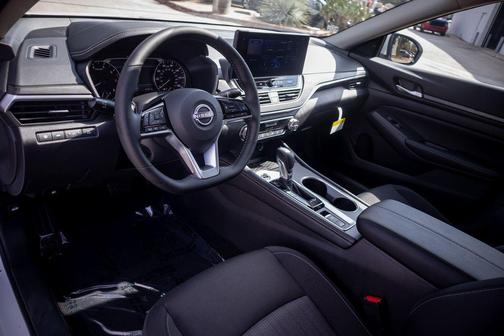 Pearl White Tricoat 2025 Nissan Altima 2.5 SV