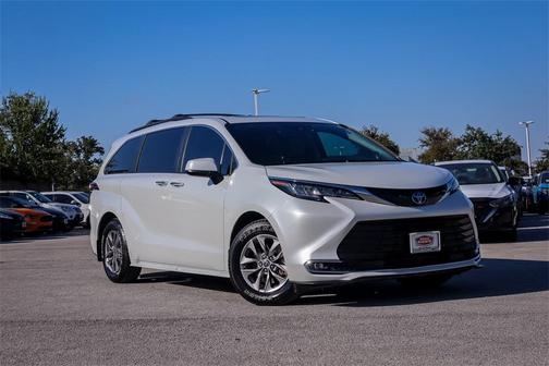 2022 Toyota Sienna XLE 8 Passenger
