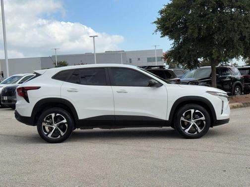 Summit White 2025 Chevrolet Trax FWD 1RS
