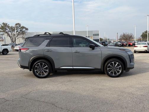 Boulder Gray Pearl/Super Black 2026 Nissan Pathfinder Platinum