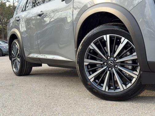 Boulder Gray Pearl/Super Black 2026 Nissan Pathfinder Platinum