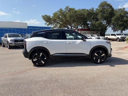 Aspen White Tricoat/Super Black 2026 Nissan Kicks SR