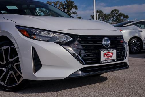 Aspen White Tricoat/Super Black 2025 Nissan Sentra SR