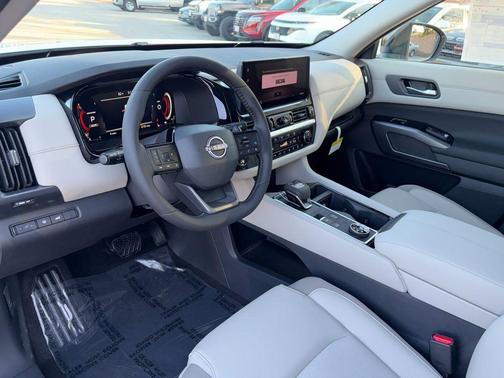 Everest White Pearl Tricoat 2026 Nissan Pathfinder SL