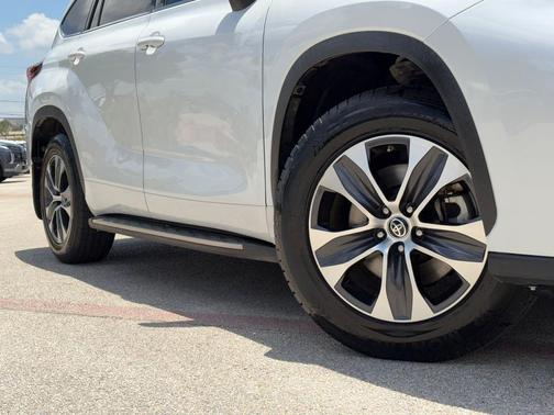 Wind Chill Pearl 2022 Toyota Highlander Hybrid XLE