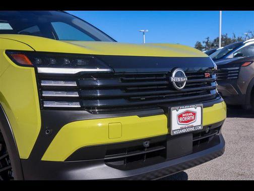 Yuzu Yellow Metallic/Super Black 2026 Nissan Kicks SR