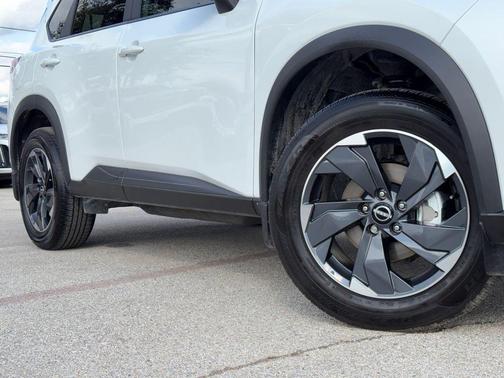 Everest White Pearl Tricoat 2026 Nissan Rogue SV
