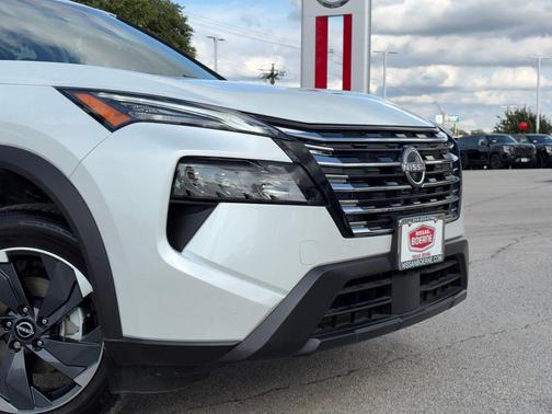 Everest White Pearl Tricoat 2026 Nissan Rogue SV