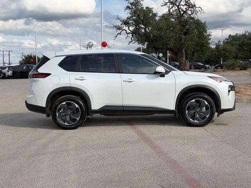 Everest White Pearl Tricoat 2026 Nissan Rogue SV