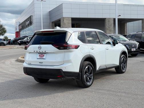 Everest White Pearl Tricoat 2026 Nissan Rogue SV