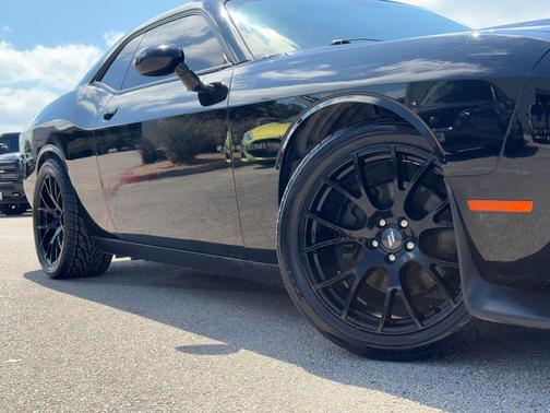 Pitch Black Clearcoat 2020 Dodge Challenger R/T