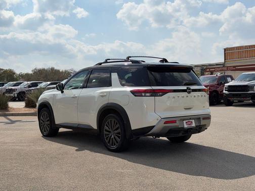 Pearl White Tricoat/Super Black 2022 Nissan Pathfinder SL 2WD