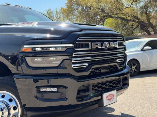 Diamond Black Crystal Pearlcoat 2025 RAM 3500 Laramie Crew Cab 4x4 8' Box