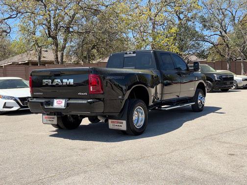 Diamond Black Crystal Pearlcoat 2025 RAM 3500 Laramie Crew Cab 4x4 8' Box