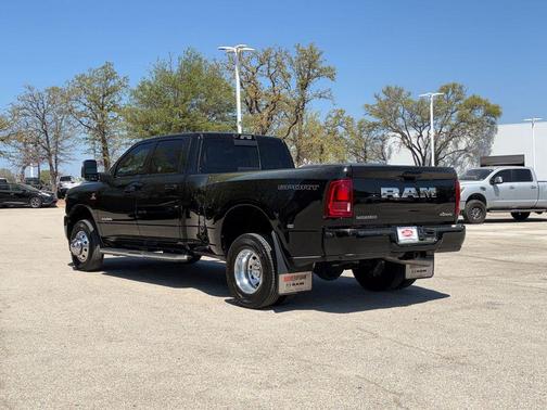 Diamond Black Crystal Pearlcoat 2025 RAM 3500 Laramie Crew Cab 4x4 8' Box