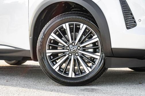 Everest White Pearl Tricoat 2026 Nissan Pathfinder Platinum