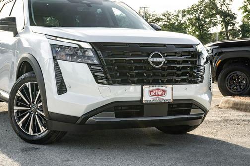 Everest White Pearl Tricoat 2026 Nissan Pathfinder Platinum