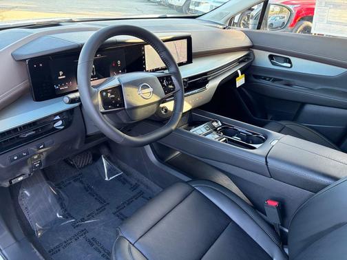 Everest White Pearl Tricoat/Super Black 2026 Nissan Murano Platinum